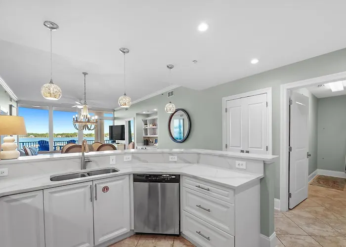 Beautiful Lagoon Front 3 Bedroom
